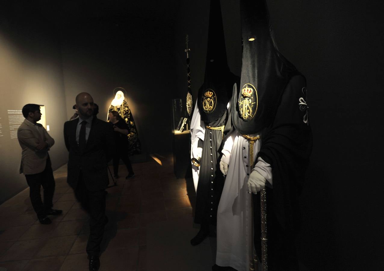 Mena reúne en una exposición la historia y el patrimonio de la Virgen de la Soledad