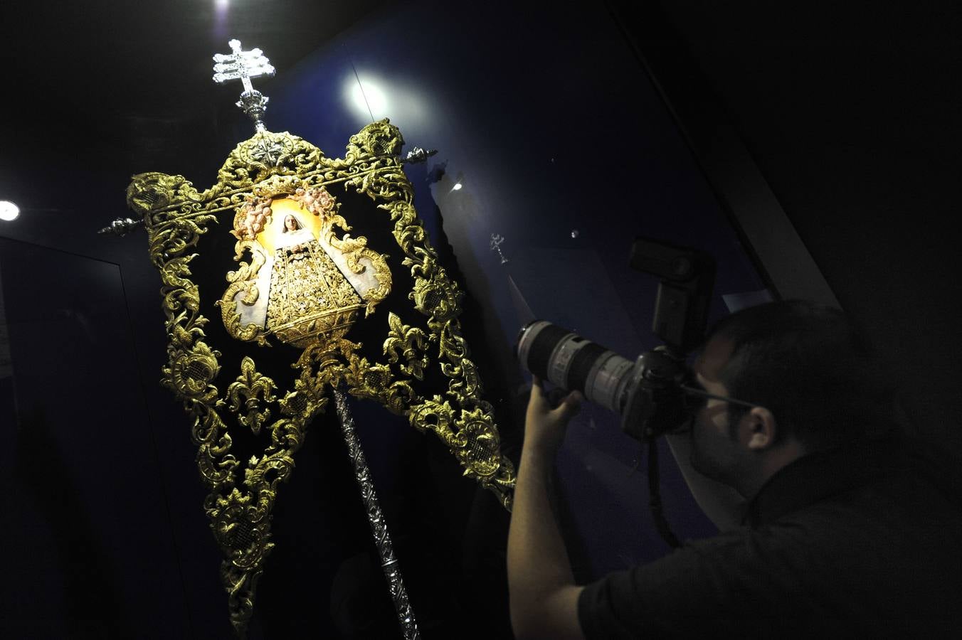 Mena reúne en una exposición la historia y el patrimonio de la Virgen de la Soledad