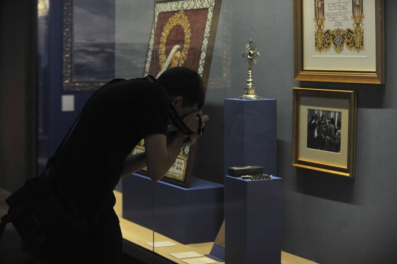 Mena reúne en una exposición la historia y el patrimonio de la Virgen de la Soledad