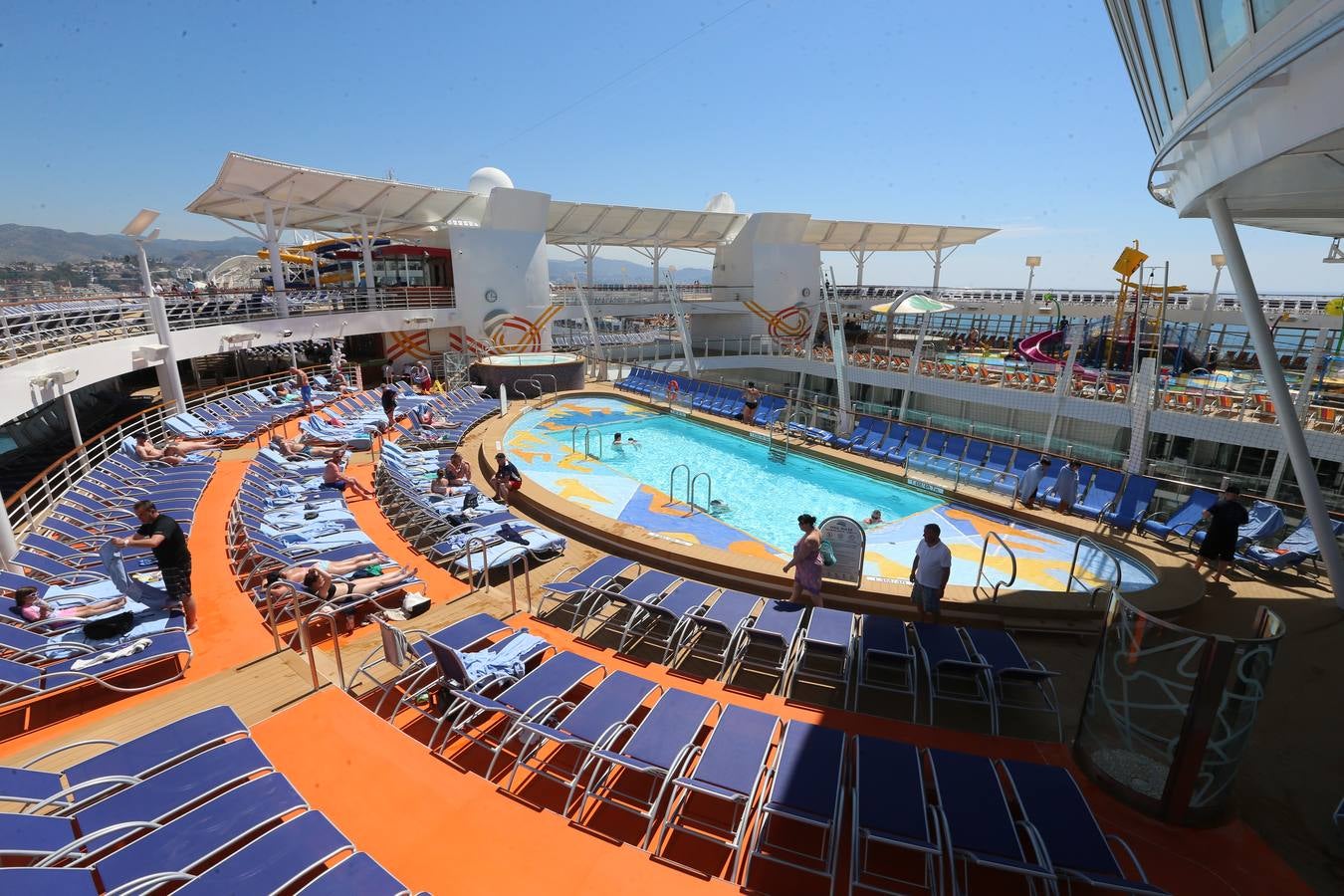 Fotos del &#039;Harmony of the Seas&#039;, el mayor crucero del mundo, en el puerto de Málaga