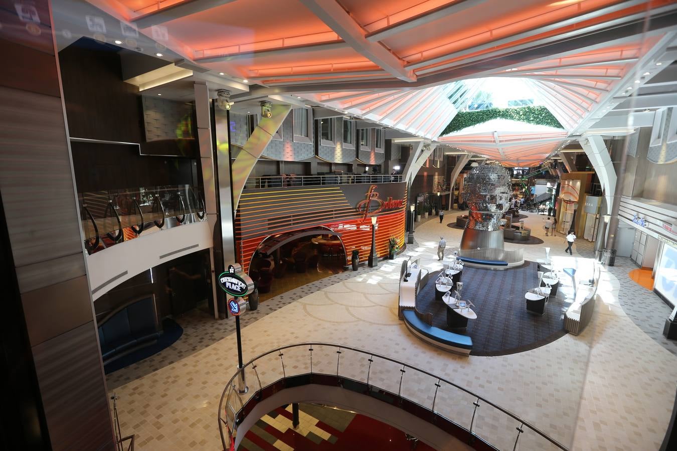 El &#039;Harmony of the seas&#039; visita el puerto de Málaga