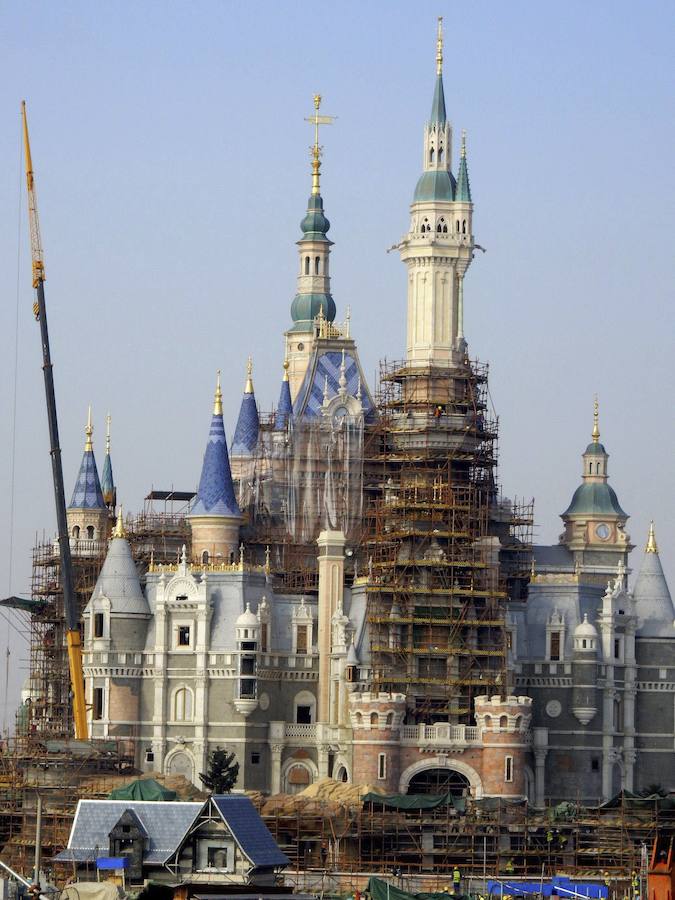 Obras de construcción del castillo de Disney del nuevo Disneyland en Shanghái.