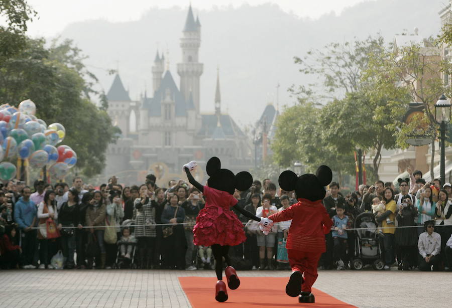 Minnie y Mickey saludan a los turistas a su llegada al Shanghái Disney Resort.