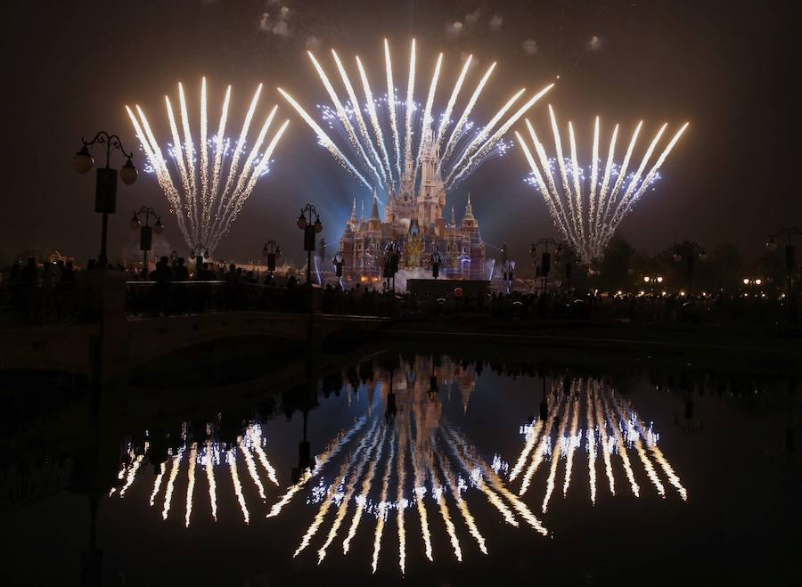 Fuegos artificiales iluminan el castillo encantado de Disneyland en Shanghái.