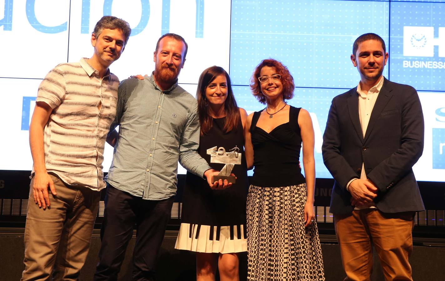 Miembros de Animum Creativity Advanced School, con su premio.