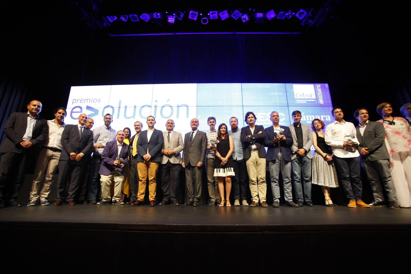 Foto de famillia de los galardonados con autoridades, organizadores y patrocinadores.