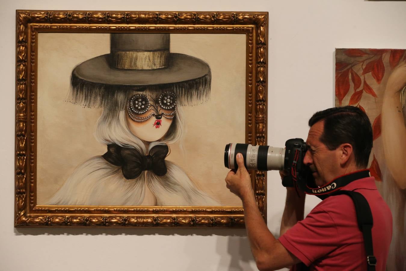 El sensual baile de máscaras de Miss Van en el CAC Málaga