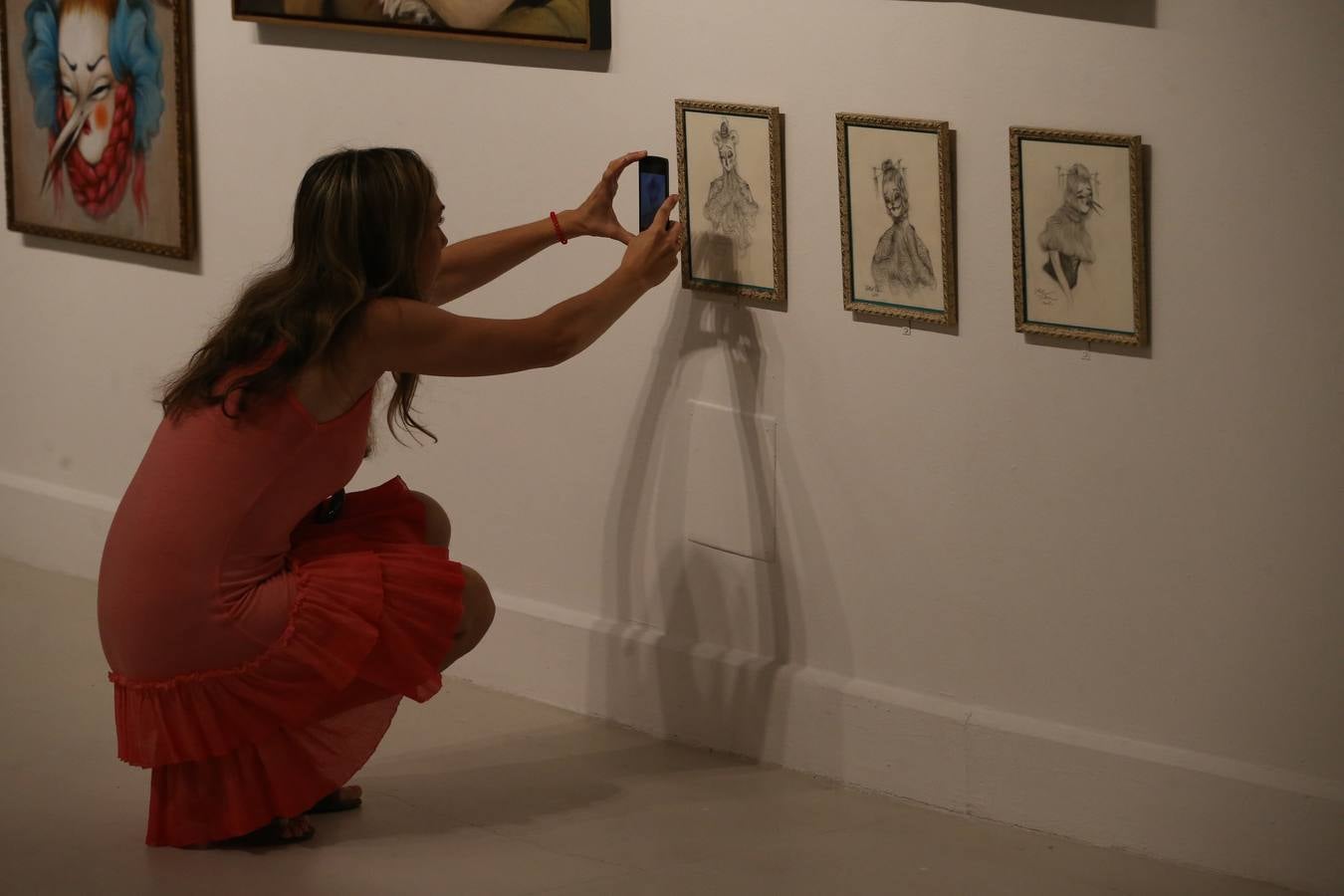 El sensual baile de máscaras de Miss Van en el CAC Málaga