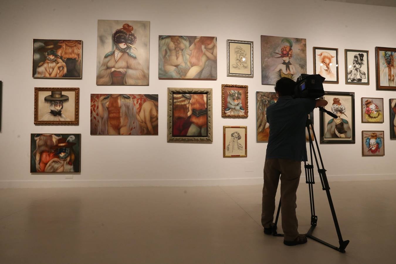 El sensual baile de máscaras de Miss Van en el CAC Málaga