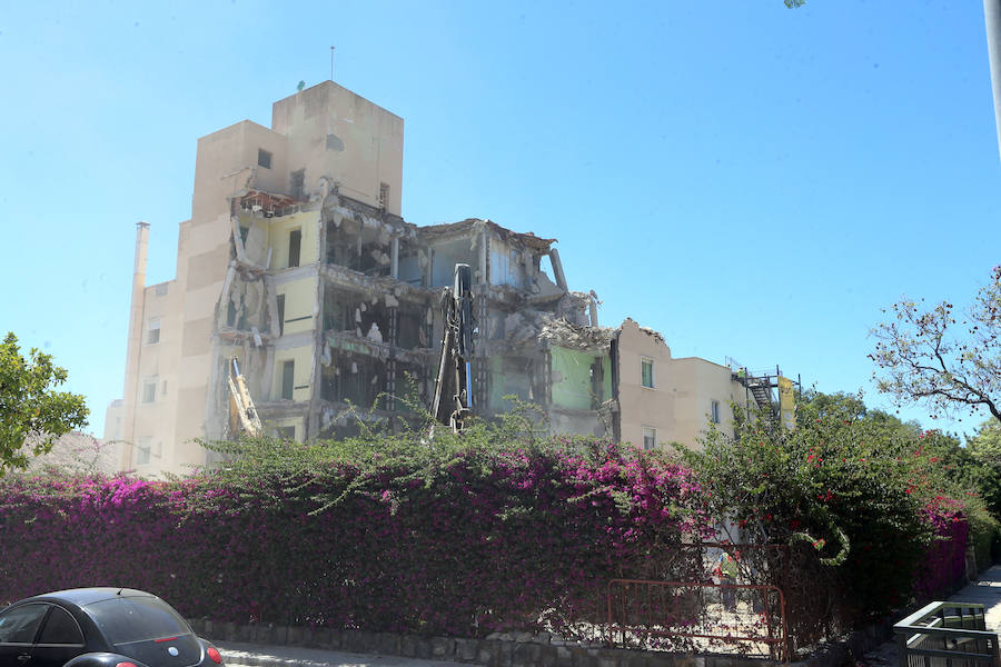 La demolición del antiguo hospital de la Cruz Roja, en imágenes