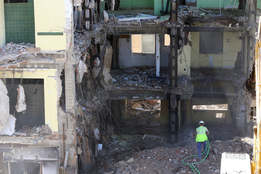La demolición del antiguo hospital de la Cruz Roja, en imágenes