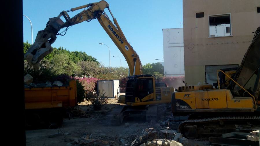 La demolición del antiguo hospital de la Cruz Roja, en imágenes