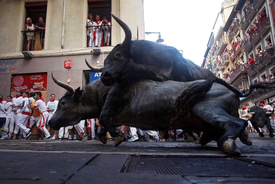 Tensión, peligro y muchas caídas en el tercer encierro