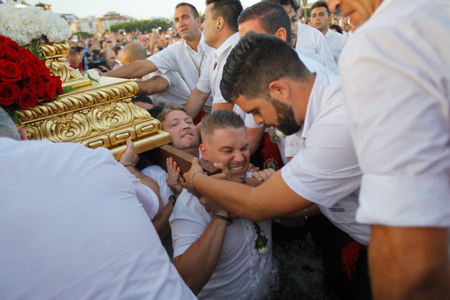 La Virgen del Carmen procesiona por las calles de El Palo