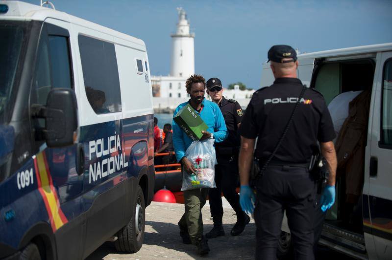 Fotos de la llegada a Málaga de una patera con 52 inmigrantes a bordo