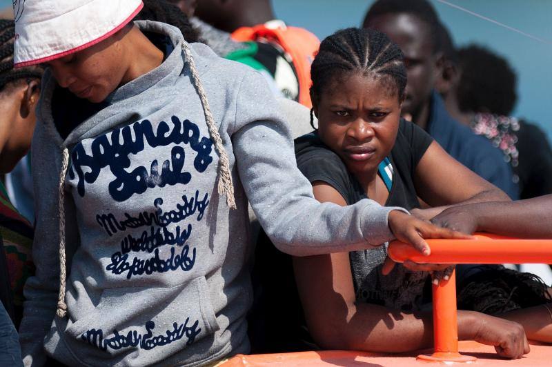 Fotos de la llegada a Málaga de una patera con 52 inmigrantes a bordo