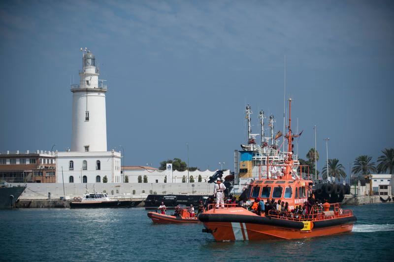 Fotos de la llegada a Málaga de una patera con 52 inmigrantes a bordo