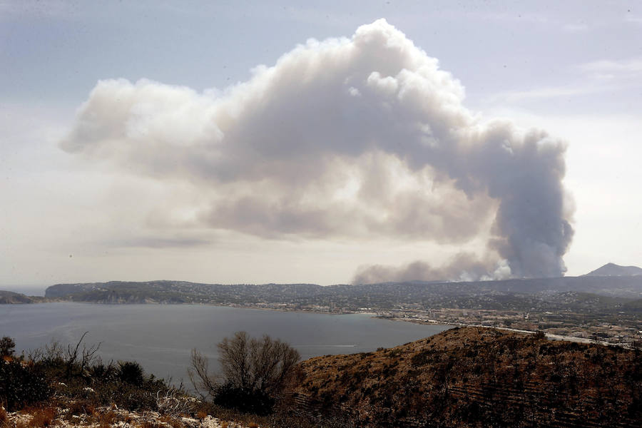 Un incendio quema casas en Jávea y causa desalojos en Benitatxell