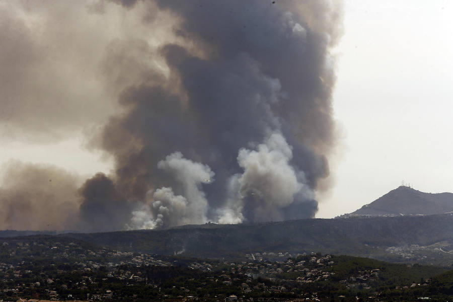 Un incendio quema casas en Jávea y causa desalojos en Benitatxell