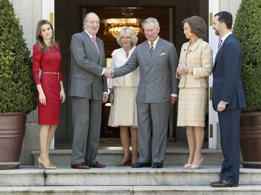 Los Reyes de España y los Príncipes de Asturias posan durante la recepción en el Palacio de la Zarzuela ofrecida en 2011 al Príncipe Carlos de Inglaterra y su esposa, Camilla, duquesa de Cornualles