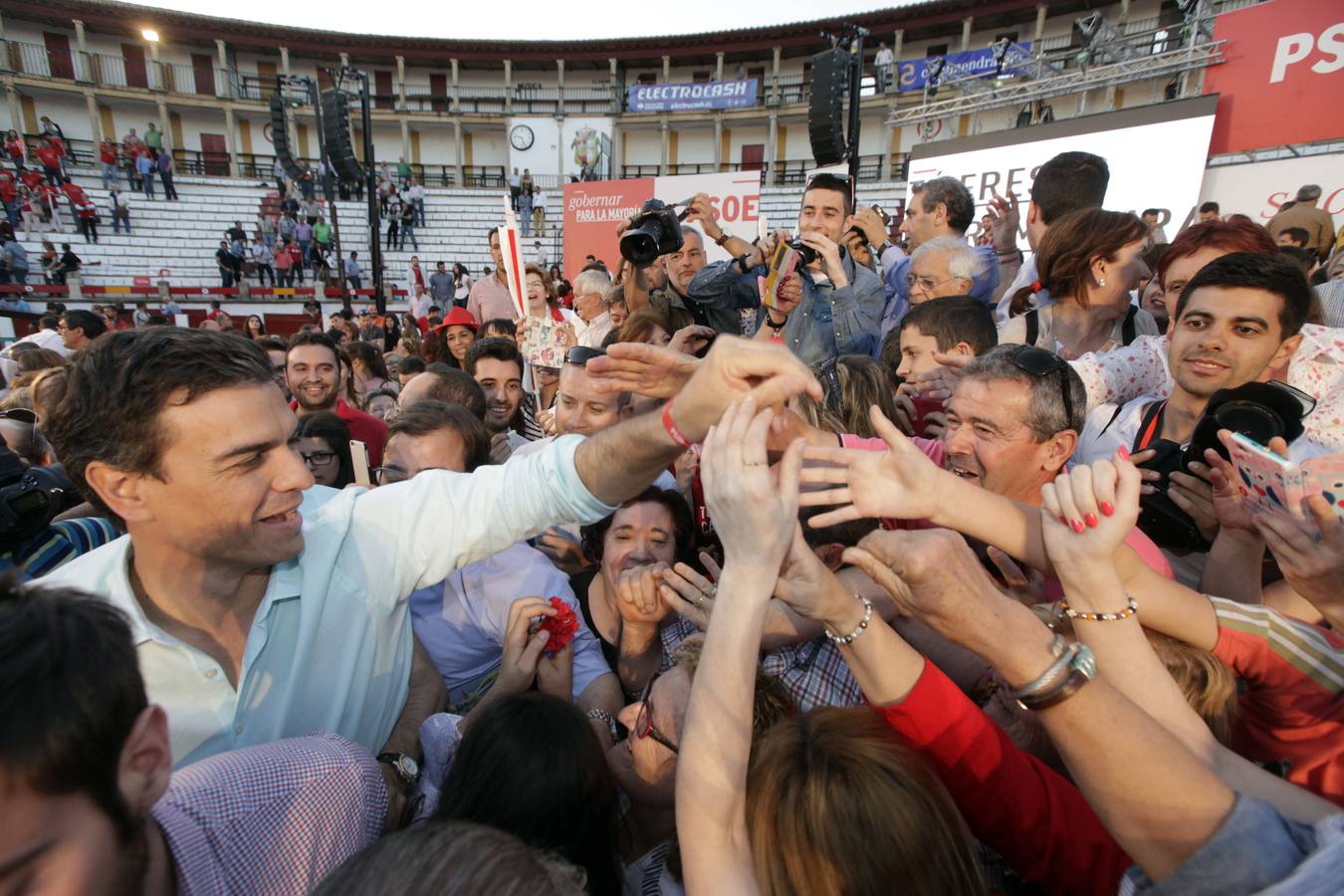 Sánchez durante la campaña electoral de 2015.