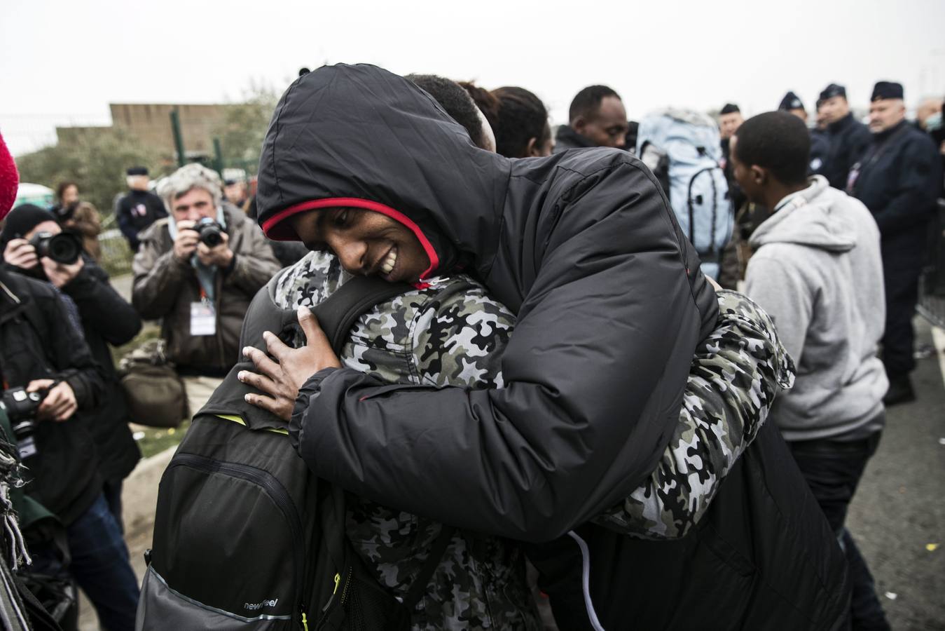 Inmigrantes y refugiados abandonan la &#039;Jungla&#039; de Calais en el primer día de desalojo