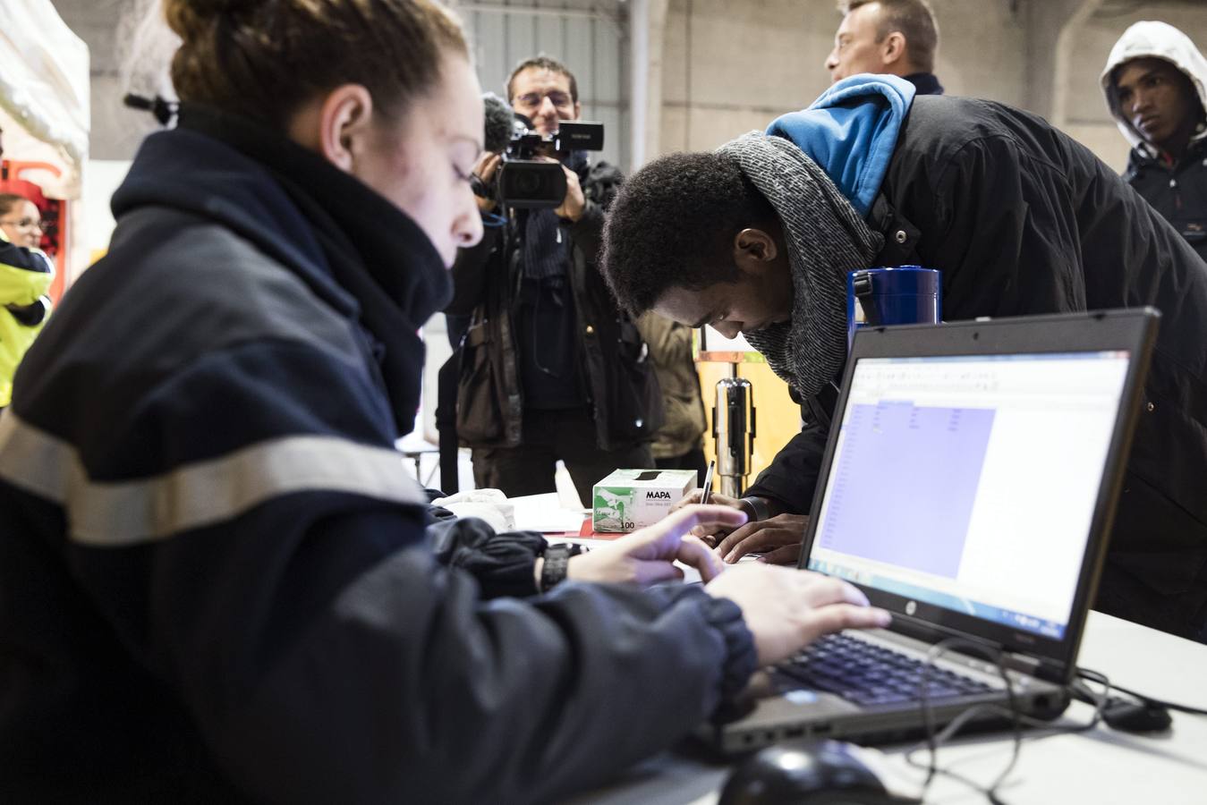 Inmigrantes y refugiados abandonan la &#039;Jungla&#039; de Calais en el primer día de desalojo