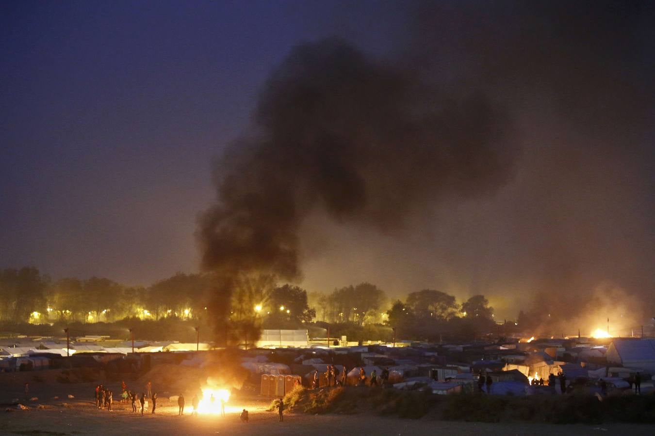 Inmigrantes y refugiados abandonan la &#039;Jungla&#039; de Calais en el primer día de desalojo