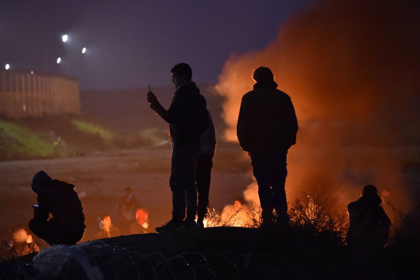 Inmigrantes y refugiados abandonan la &#039;Jungla&#039; de Calais en el primer día de desalojo