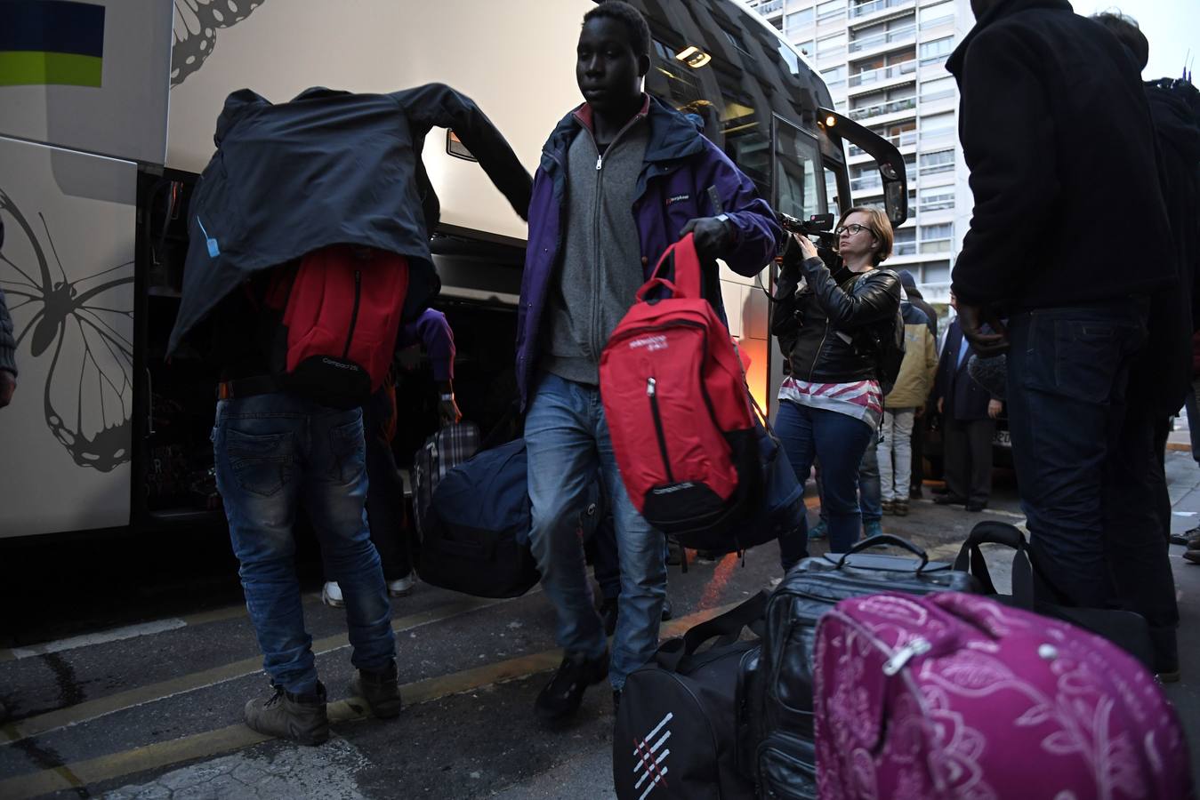 Inmigrantes y refugiados abandonan la &#039;Jungla&#039; de Calais en el primer día de desalojo