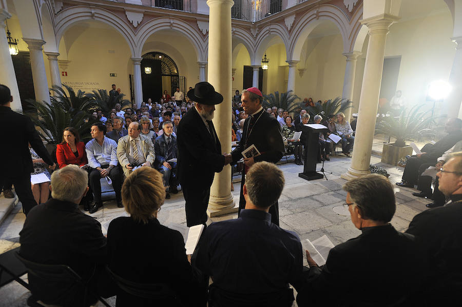 La oración ecuménica en Málaga por la paz, en imágenes