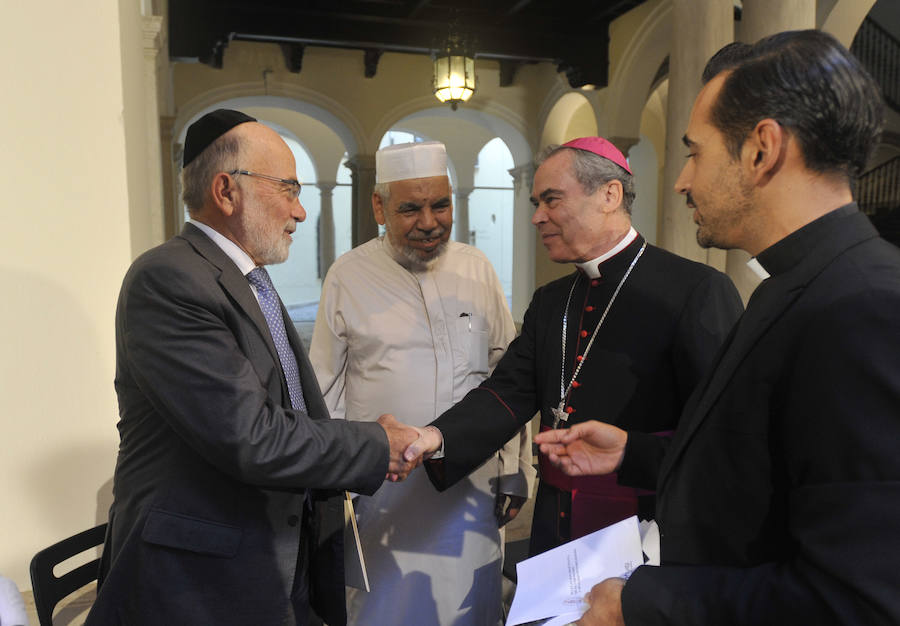 La oración ecuménica en Málaga por la paz, en imágenes