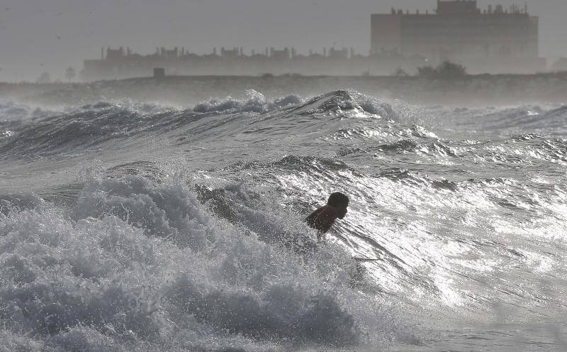 En fotos, la alerta amarilla en las playas