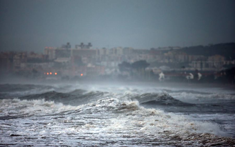 En fotos, la alerta amarilla en las playas