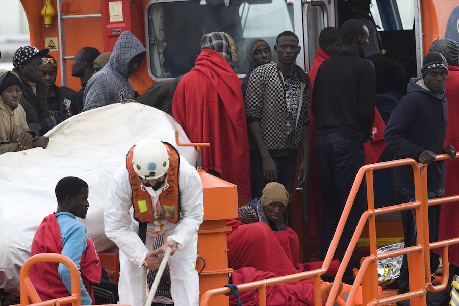 Fotos de la llegada de una patera al Puerto de Málaga con 53 inmigrantes