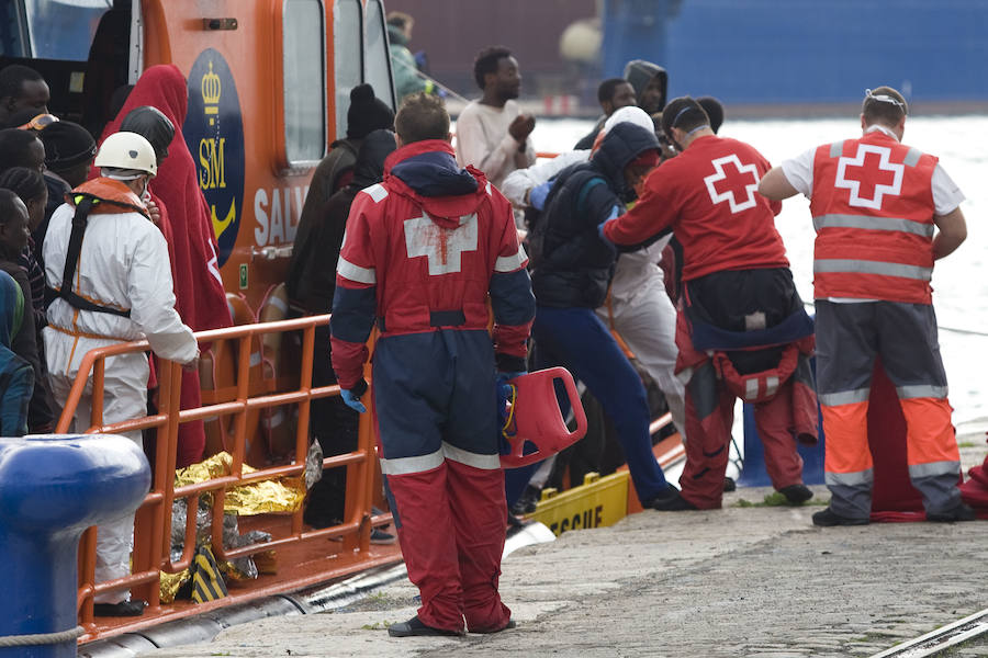 Fotos de la llegada de una patera al Puerto de Málaga con 53 inmigrantes
