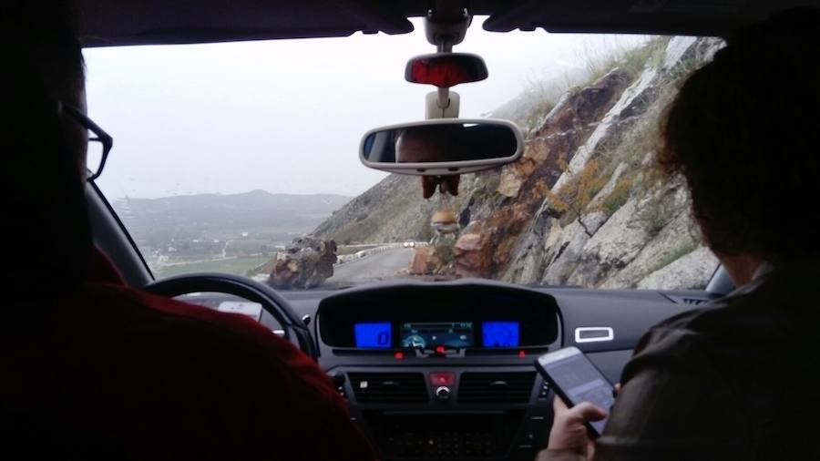 Peñasco en la carretera de acceso a Teba.