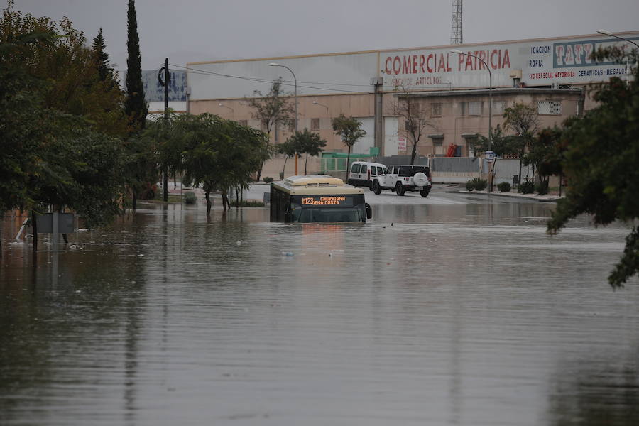 Autobús sumergido en una balsa de agua