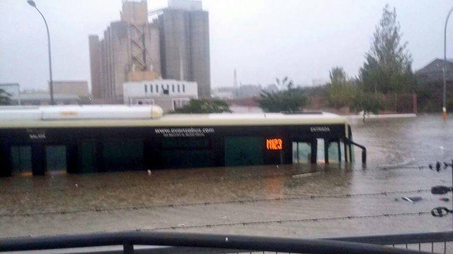 Un autobús inundado por completo en Málaga capital.