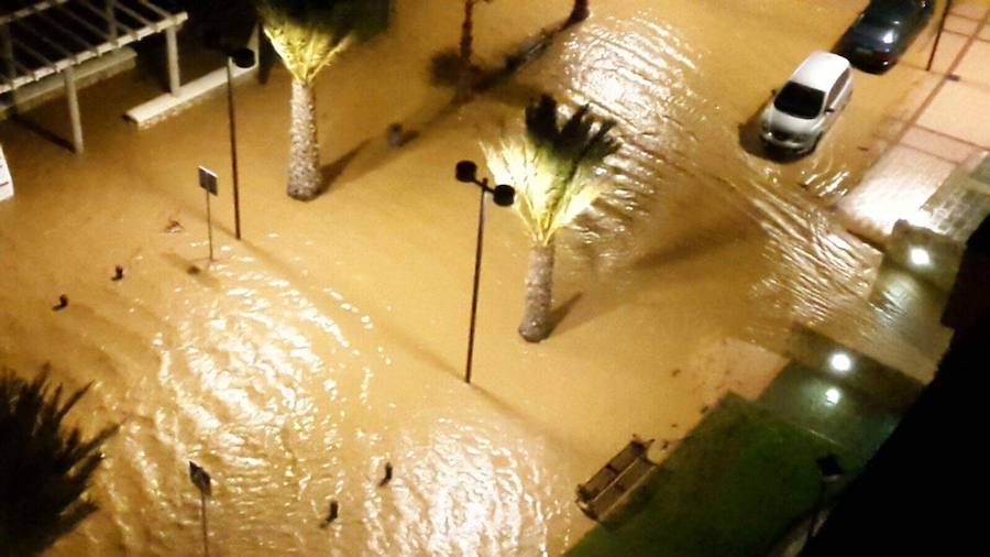 El paseo marítimo de Fuengirola, inundado