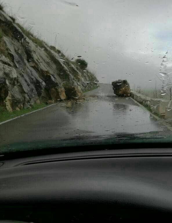 Peñasco en la carretera de acceso a Teba.