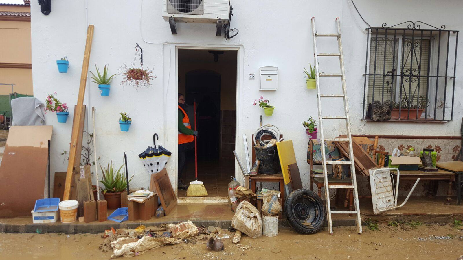 Tareas de limpieza en Doña Ana tras las inundaciones