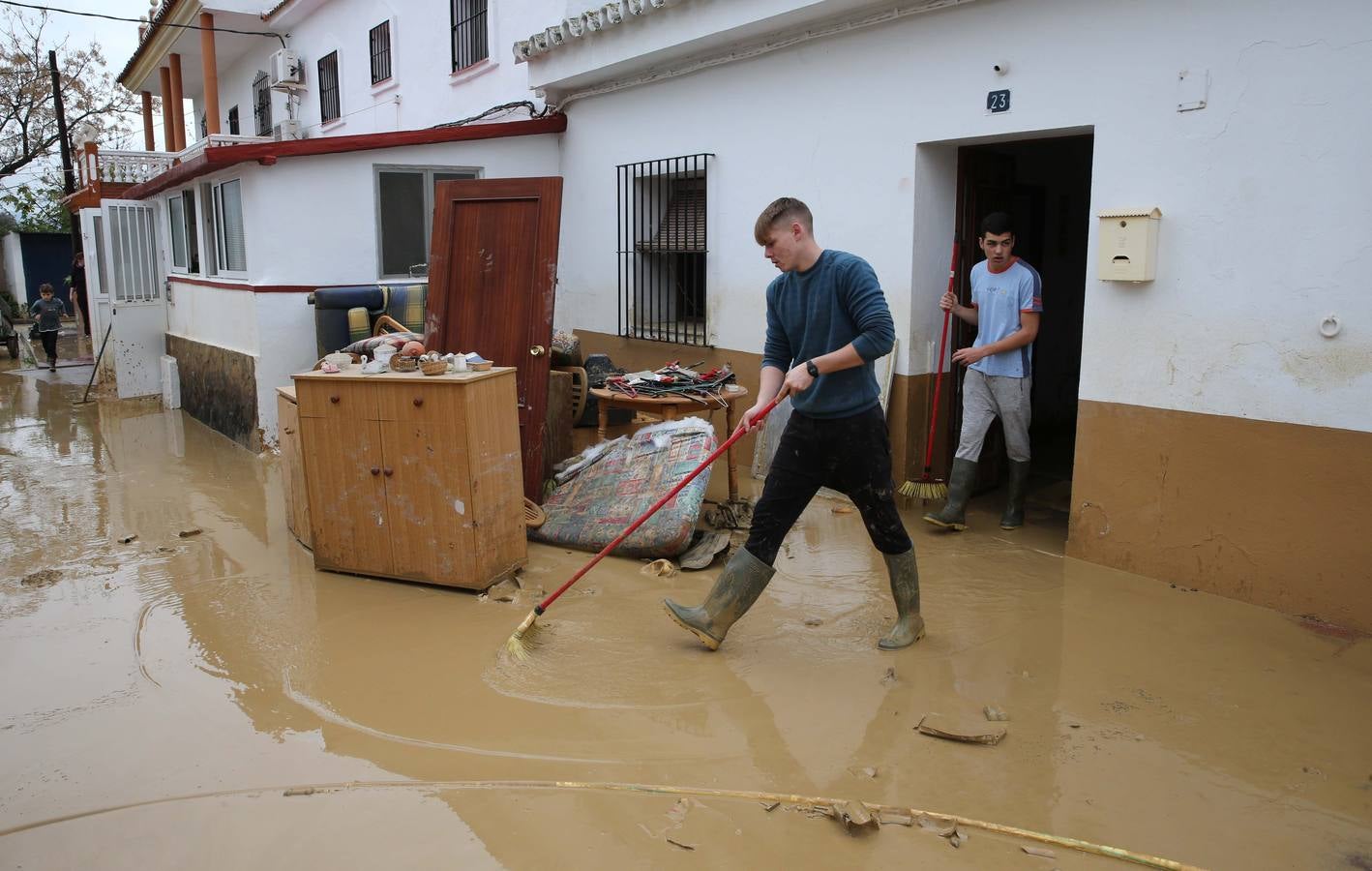 Tareas de limpieza en Doña Ana tras las inundaciones