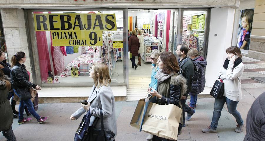 Así han vivido los comercios malagueños este lunes festivo de compras frenéticas