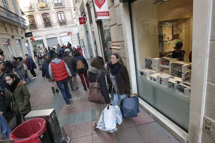 Así han vivido los comercios malagueños este lunes festivo de compras frenéticas