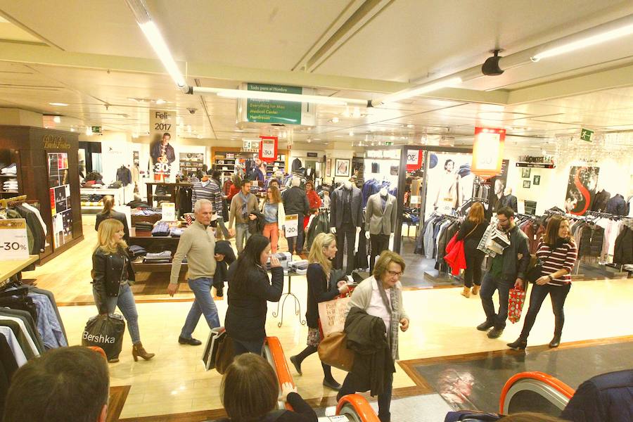 Así han vivido los comercios malagueños este lunes festivo de compras frenéticas