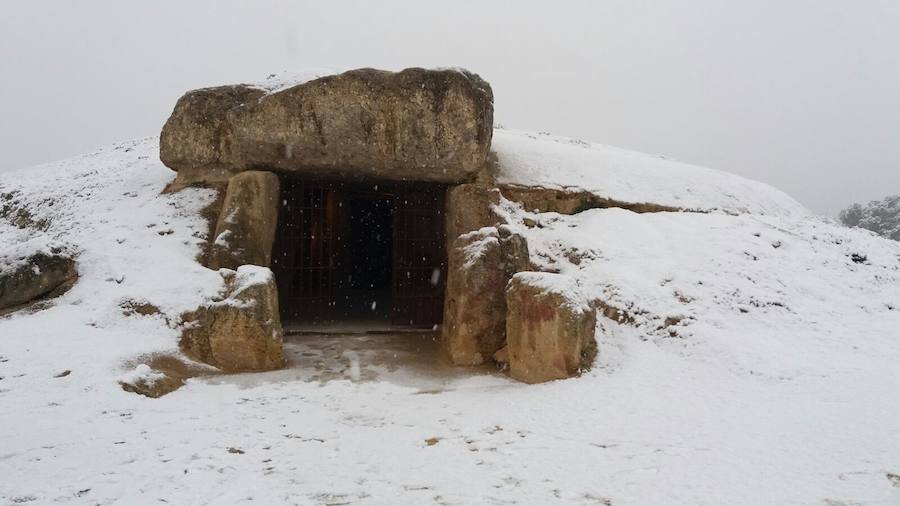 La nieve cubre los Dólmenes de Antequera y su entorno