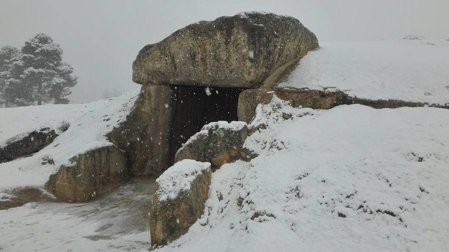 La nieve cubre los Dólmenes de Antequera y su entorno