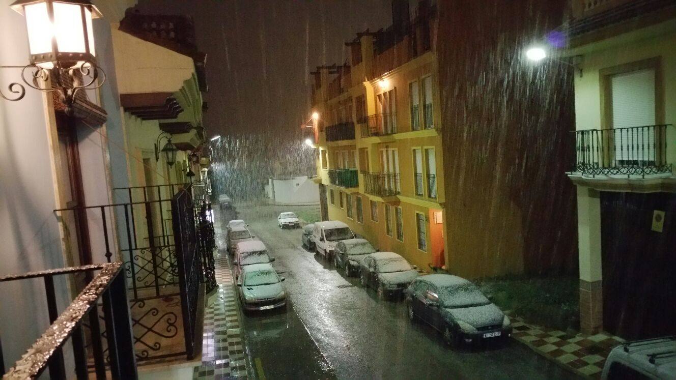 Nieva de madrigada en Alhaurín de la Torre. 