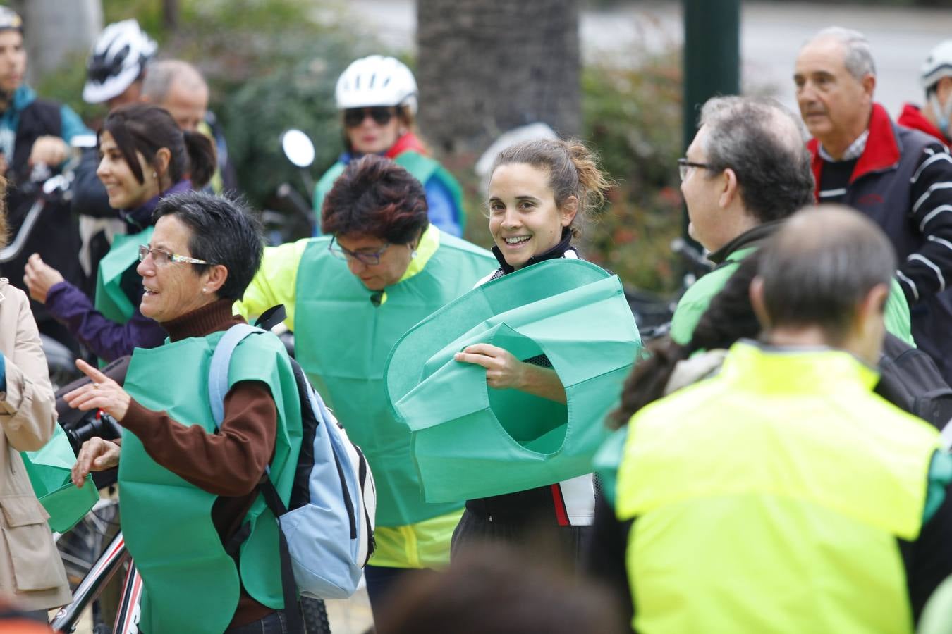 Más de 100 personas participan en la marcha ciclista para reivindicar el bosque urbano en Repsol